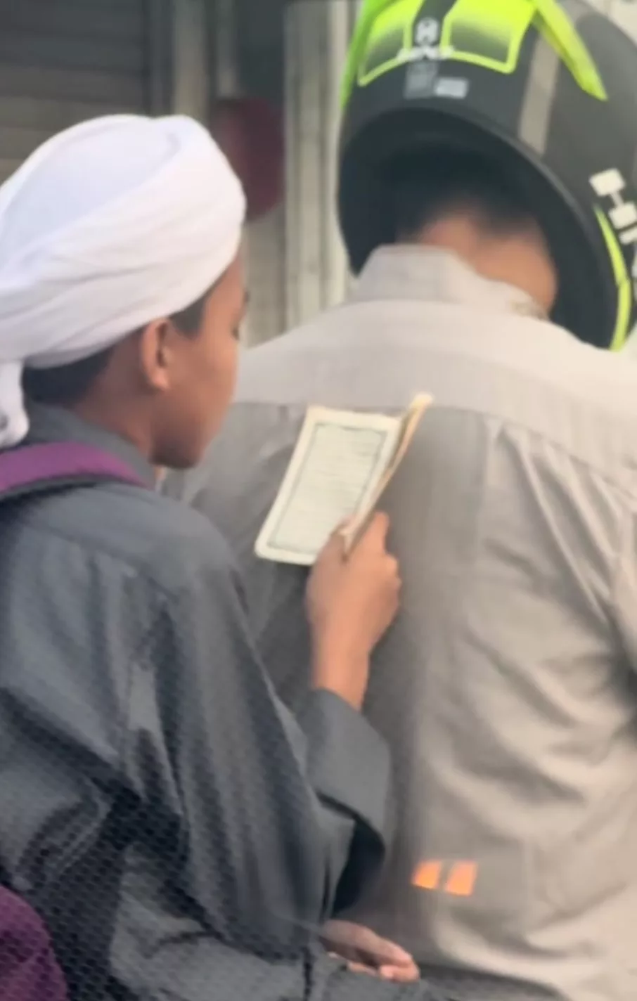 Tanpa Gajet Di Tangan, Anak Ini Pilih Al-Quran Sebagai Teman Perjalanan